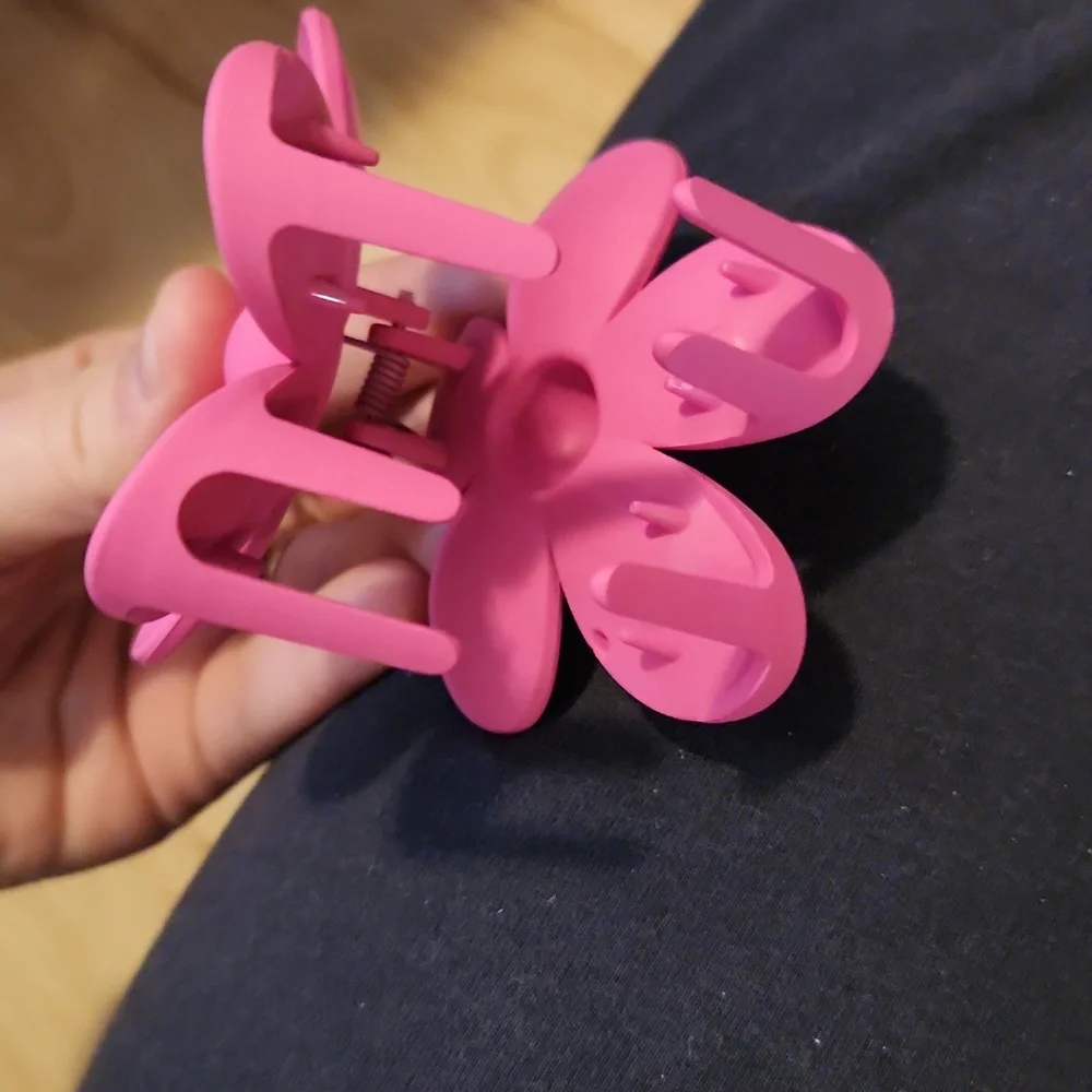 Pink flower hair clip - Picture 2 of 7